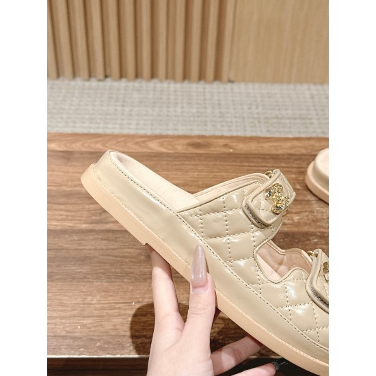 Slippers, beach shoes
