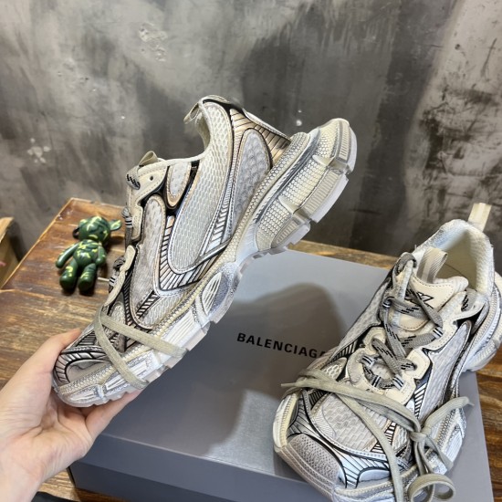 3XL sneaker runner