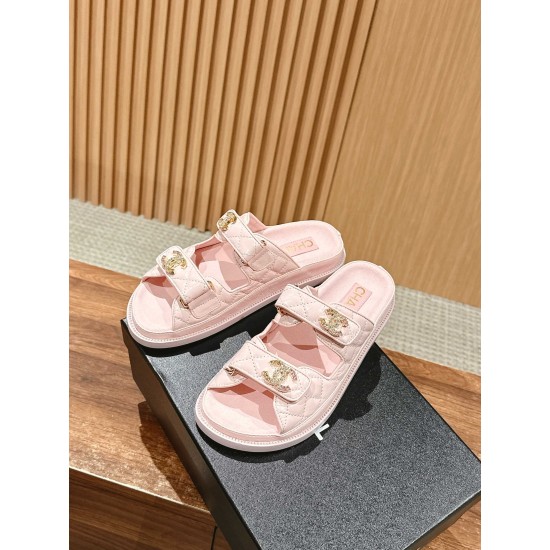 Slippers, beach shoes