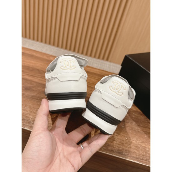Tennis shoes