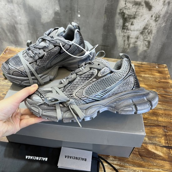 3XL sneaker runner