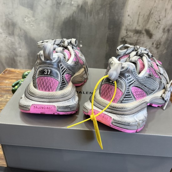 3XL sneaker runner