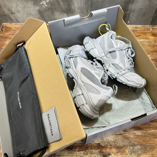 3XL sneaker runner