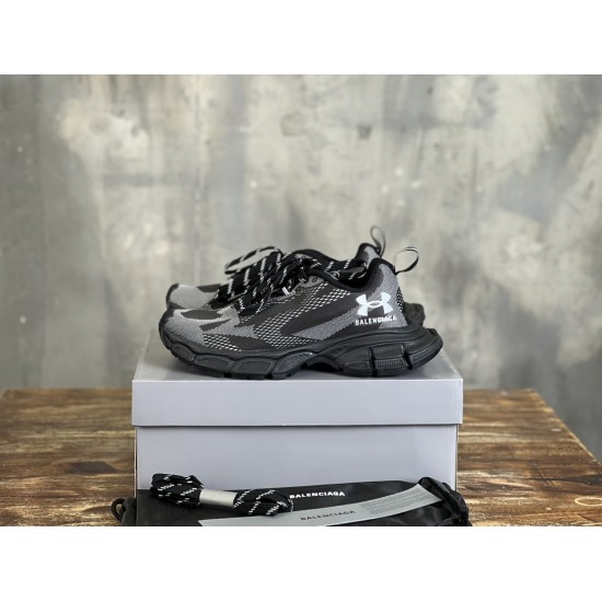 3XL sneaker runner