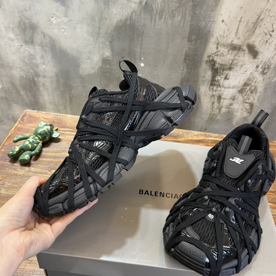 3XL sneaker runner