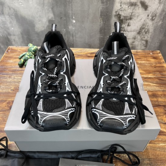 3XL sneaker runner
