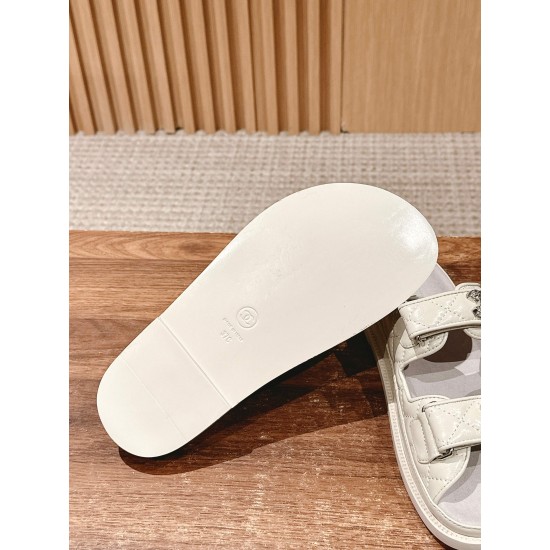 Slippers, beach shoes
