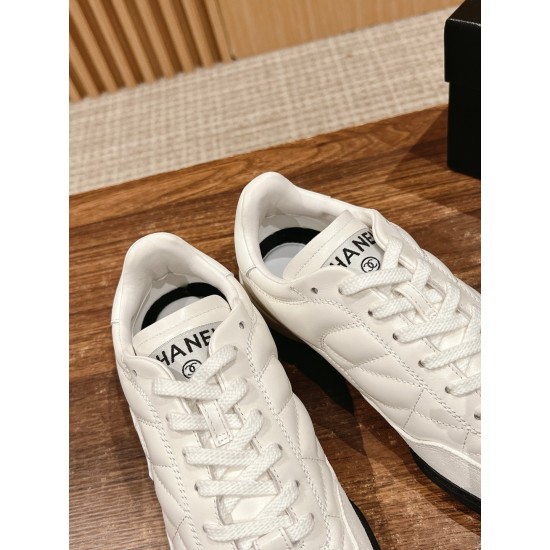 Tennis shoes