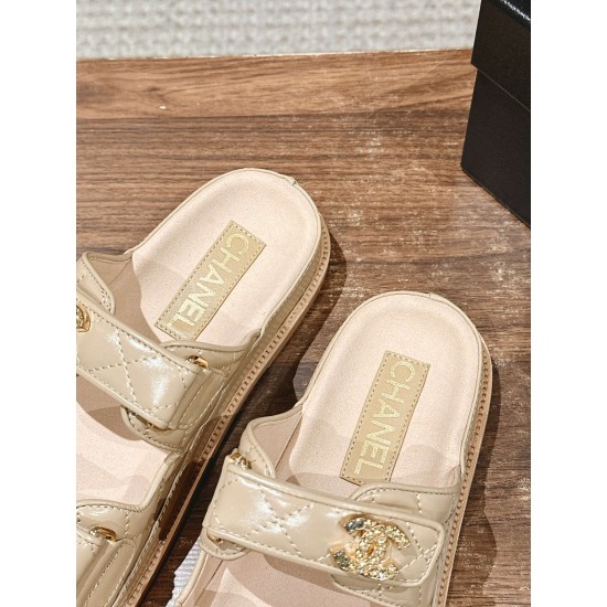 Slippers, beach shoes