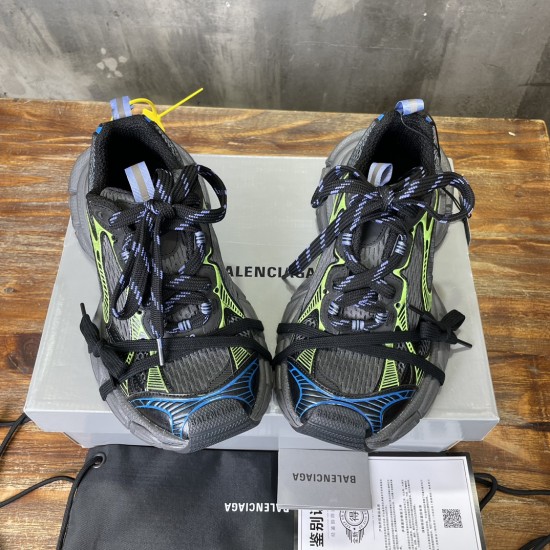 3XL sneaker runner