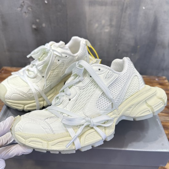 3XL sneaker runner