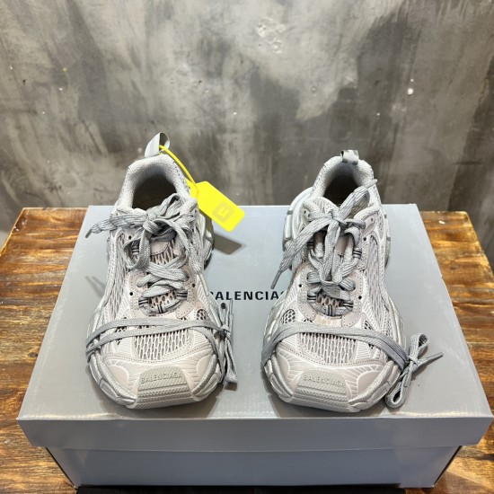 3XL sneaker runner