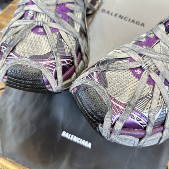 3XL sneaker runner