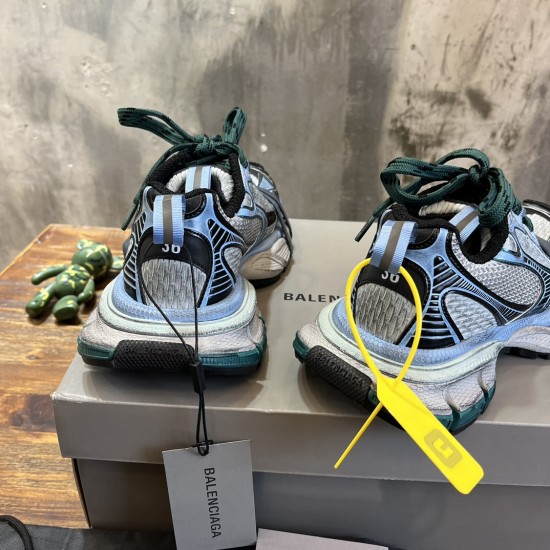 3XL sneaker runner