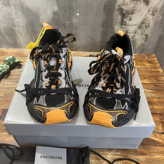 3XL sneaker runner
