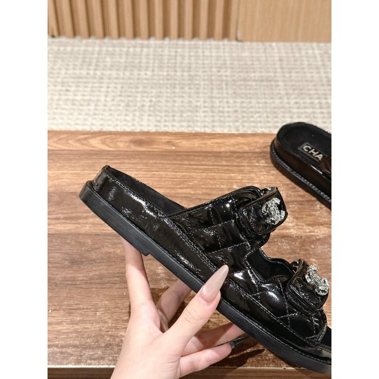 Slippers, beach shoes