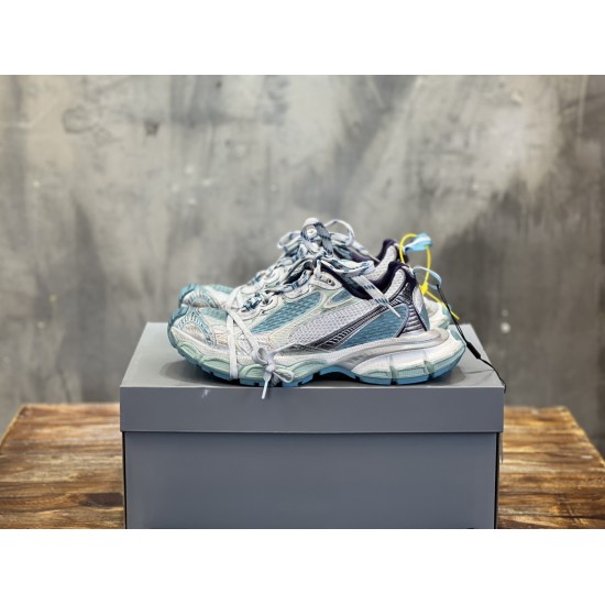 3XL sneaker runner