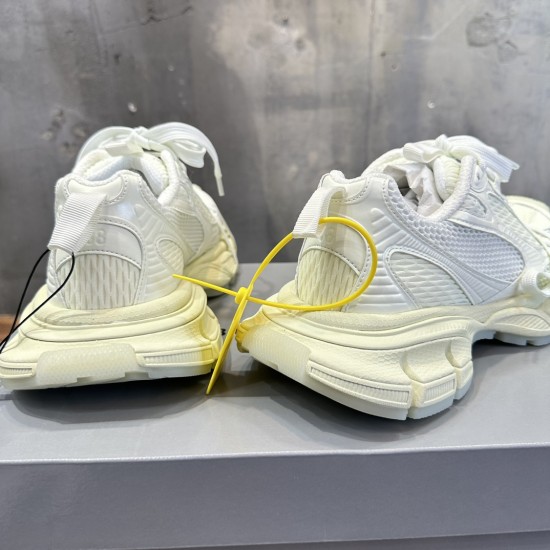 3XL sneaker runner