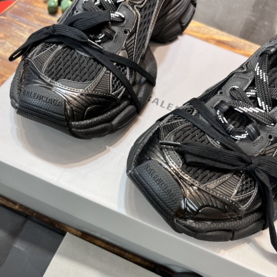 3XL sneaker runner