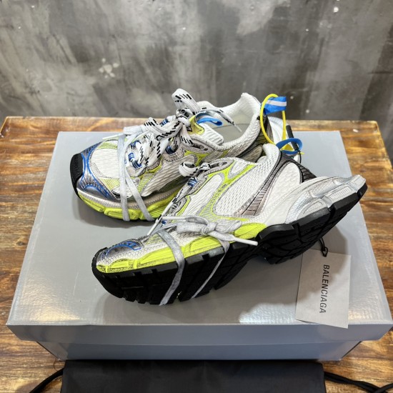 3XL sneaker runner