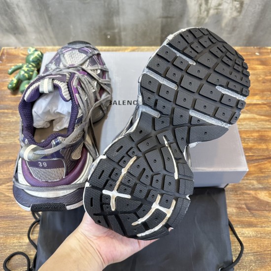 3XL sneaker runner