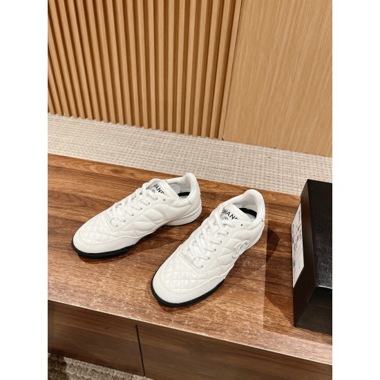 Tennis shoes
