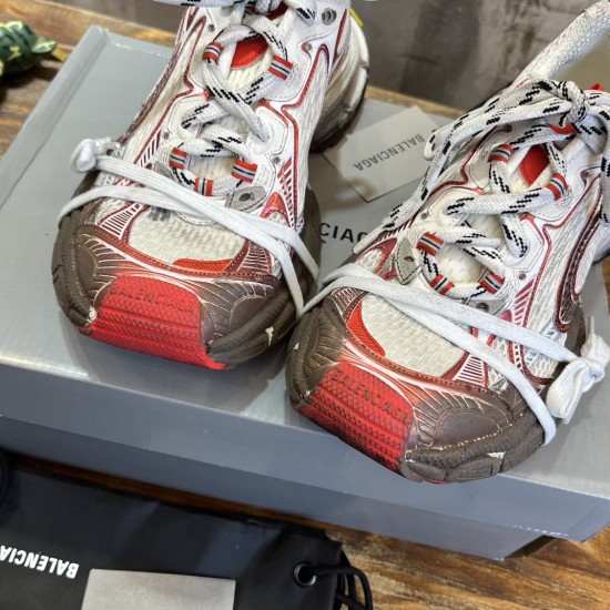 3XL sneaker runner