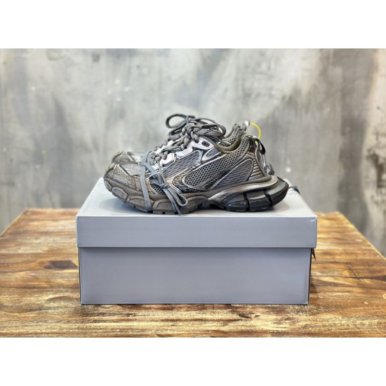 3XL sneaker runner