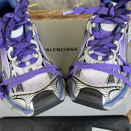 3XL sneaker runner