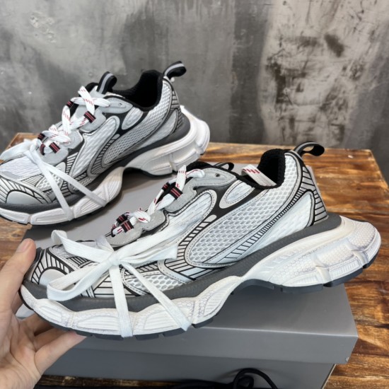 3XL sneaker runner