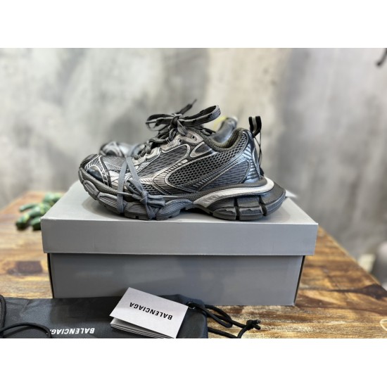 3XL sneaker runner