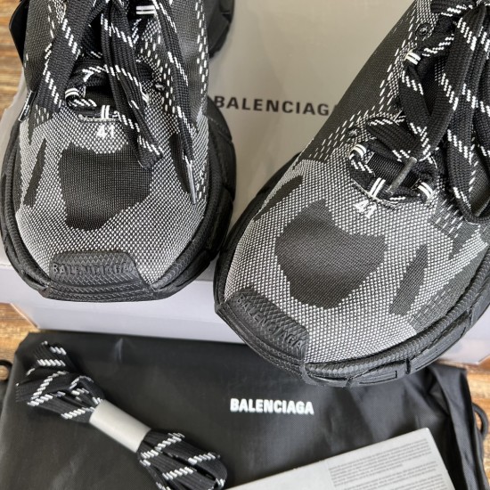 3XL sneaker runner