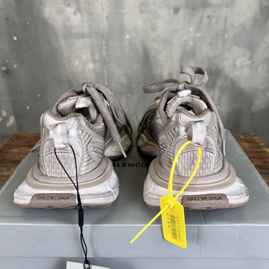 3XL sneaker runner