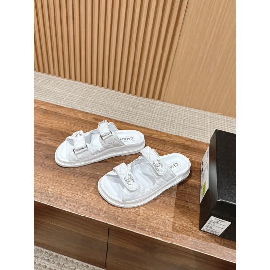 Slippers, beach shoes