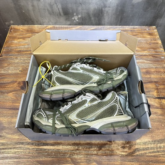 3XL sneaker runner