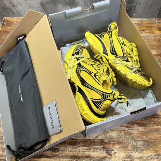 3XL sneaker runner