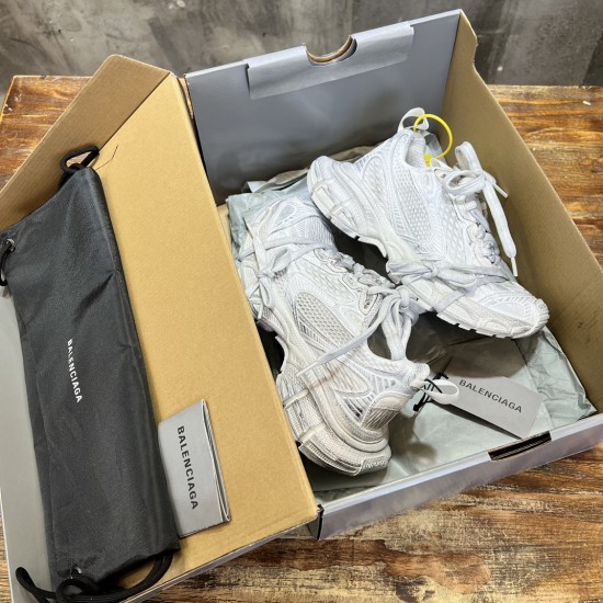 3XL sneaker runner