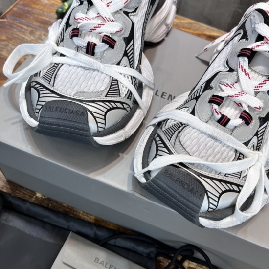 3XL sneaker runner