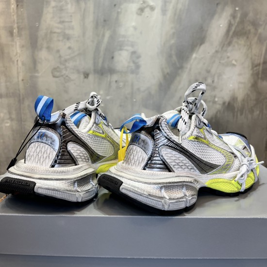 3XL sneaker runner