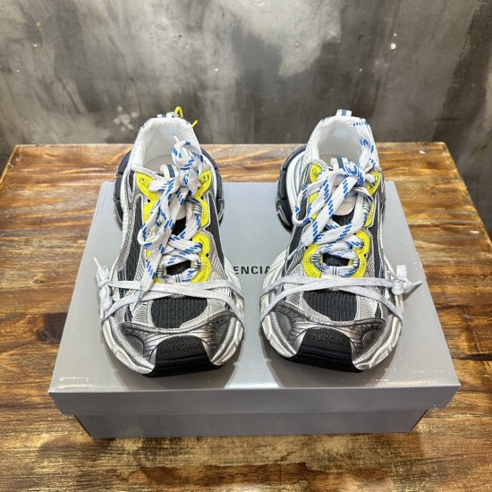 3XL sneaker runner