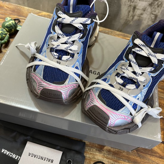 3XL sneaker runner