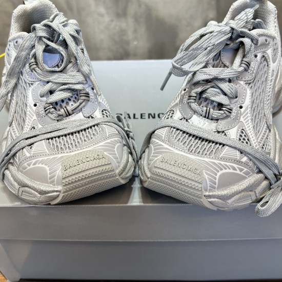 3XL sneaker runner