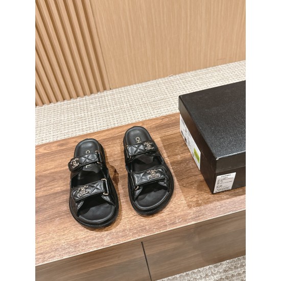 Slippers, beach shoes