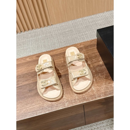Slippers, beach shoes