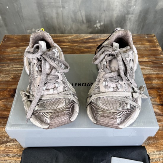 3XL sneaker runner