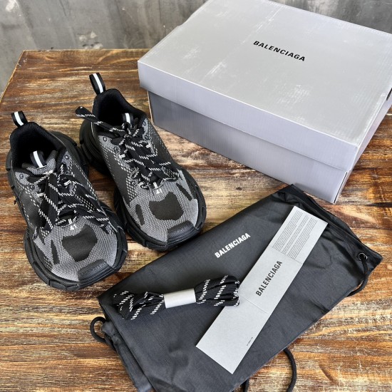 3XL sneaker runner