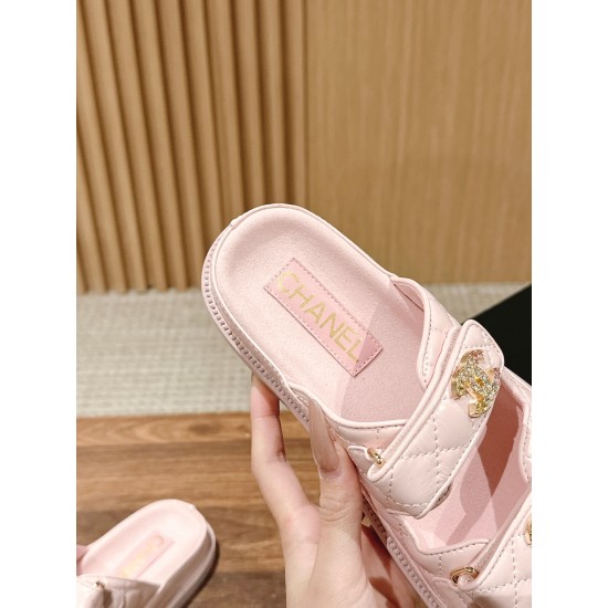 Slippers, beach shoes