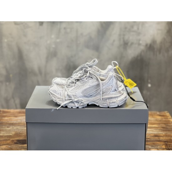 3XL sneaker runner