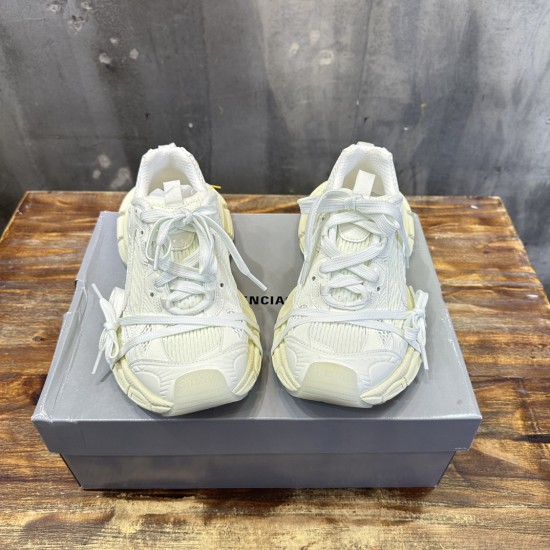 3XL sneaker runner