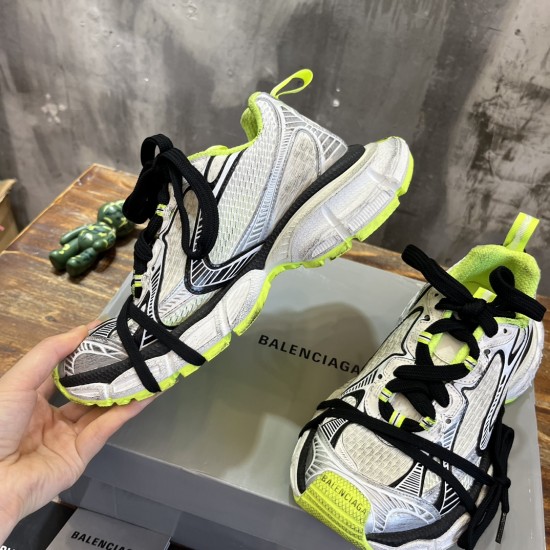 3XL sneaker runner
